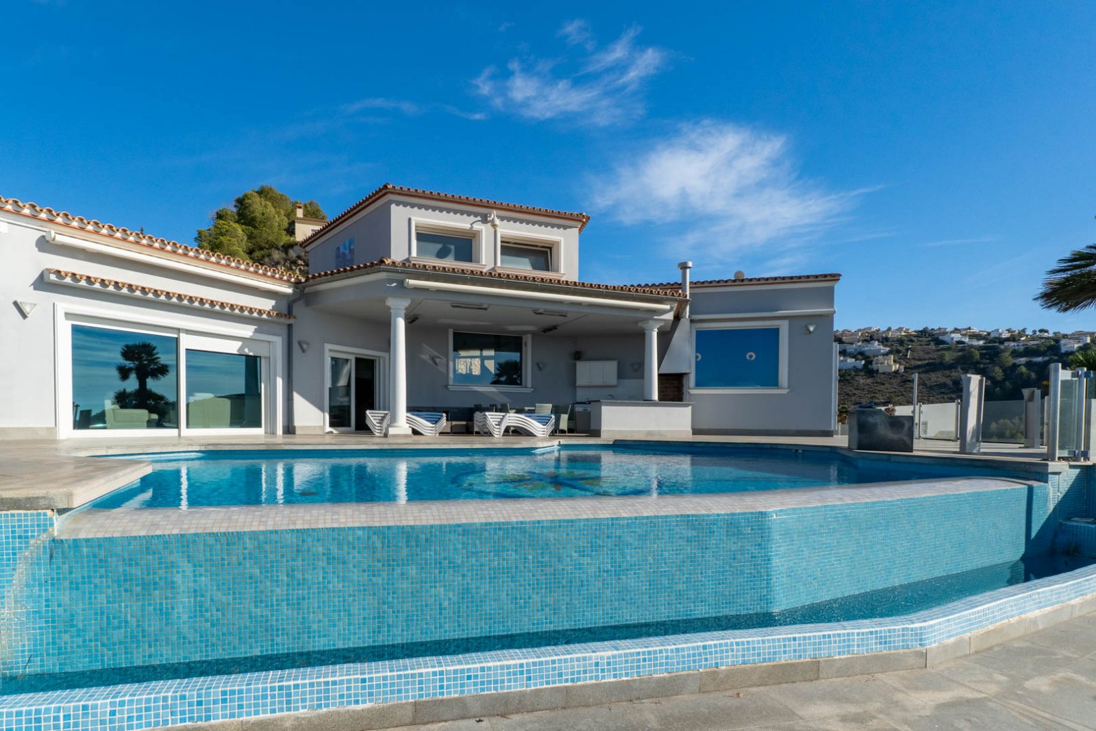 9005MOR Moderne Villa mit spektakulärem Meerblick in Moraira zu verkaufen.