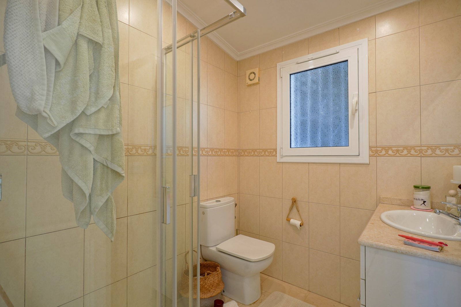 C3XY8323MOR Freistehende Villa mit Pool und Meerblick in Moraira zu verkaufen.