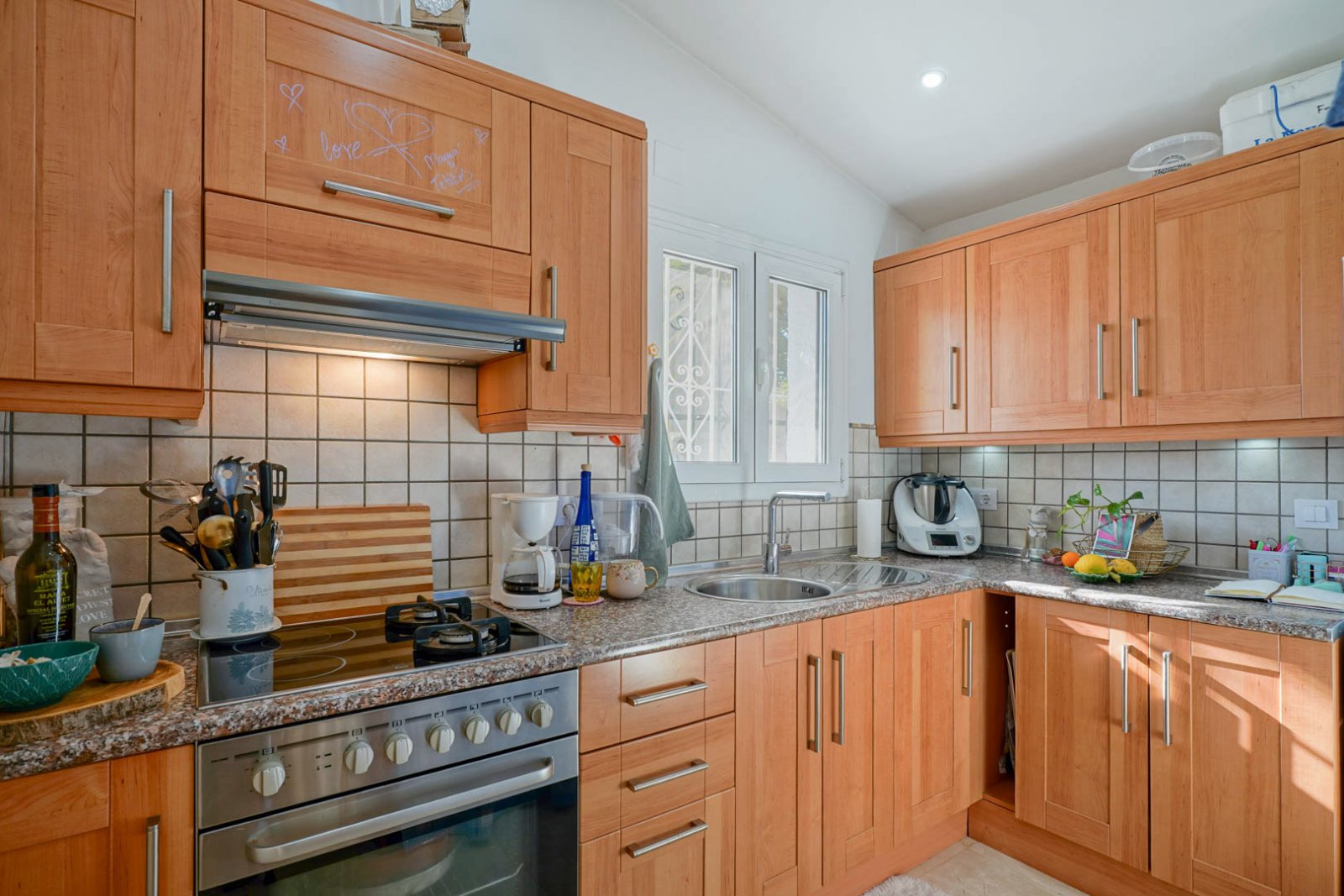 C3XY8323MOR Freistehende Villa mit Pool und Meerblick in Moraira zu verkaufen.