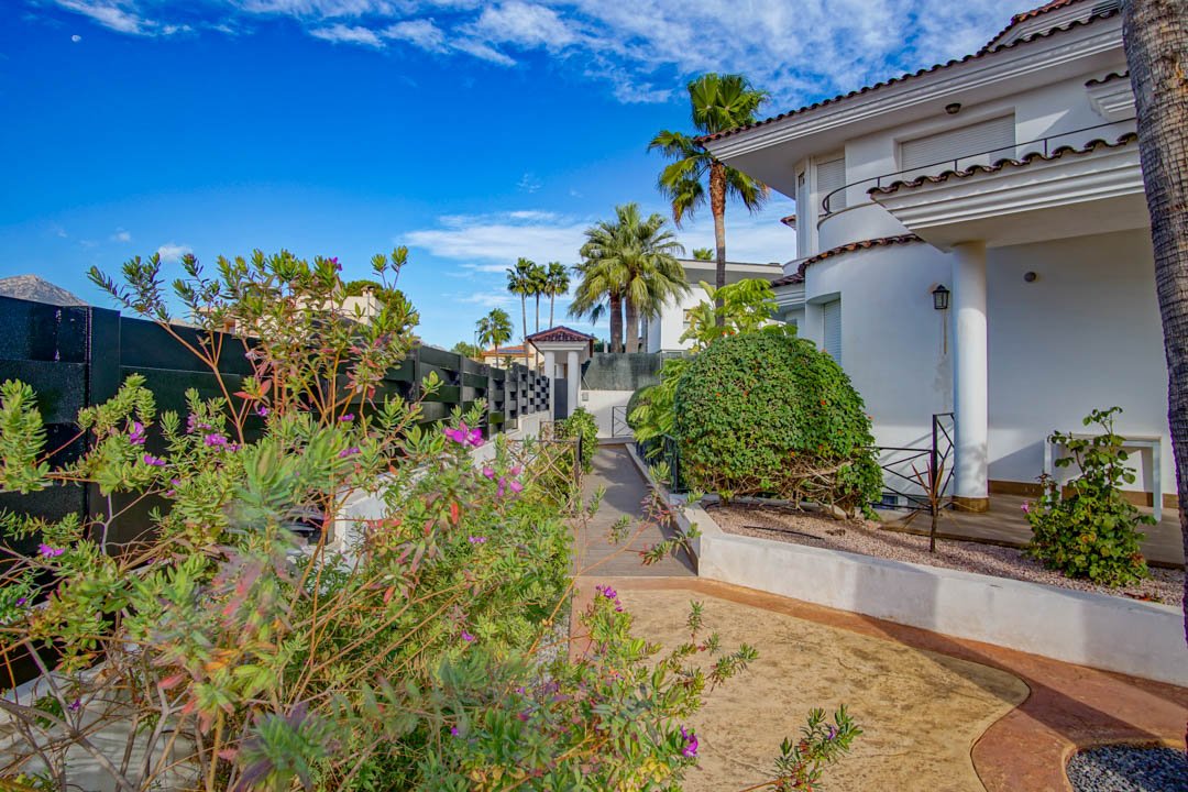 7030ALF Neue architektonische Villa im Kolonialstil zu verkaufen in Alfaz del Pi Alicante