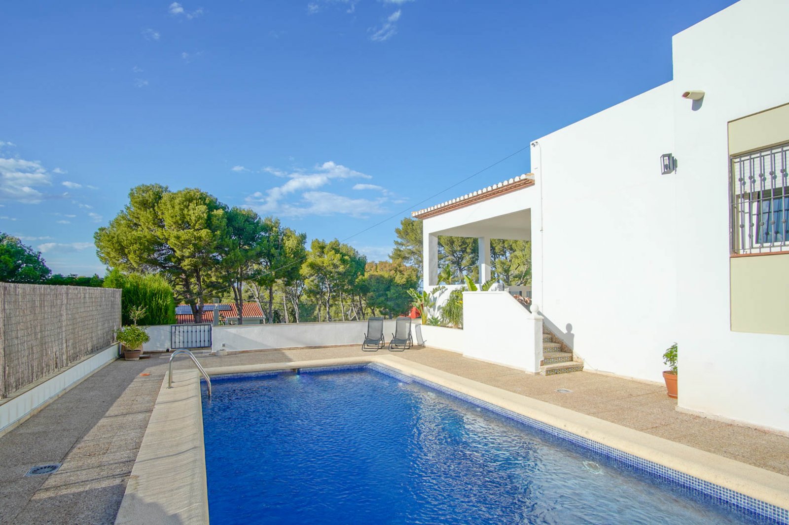 8176DEN Villa mit teilweisem Meerblick zum Verkauf in Las Rotas, Denia