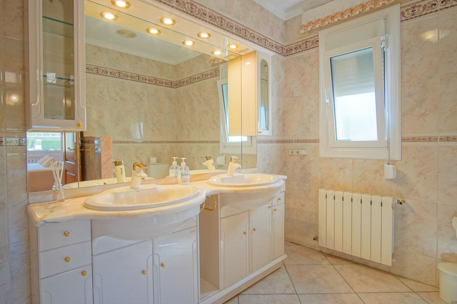 C3XY4422BEN Sehr große Villa mit 3 Gästehäusern auf 11.000 m2 zum Verkauf in Benissa