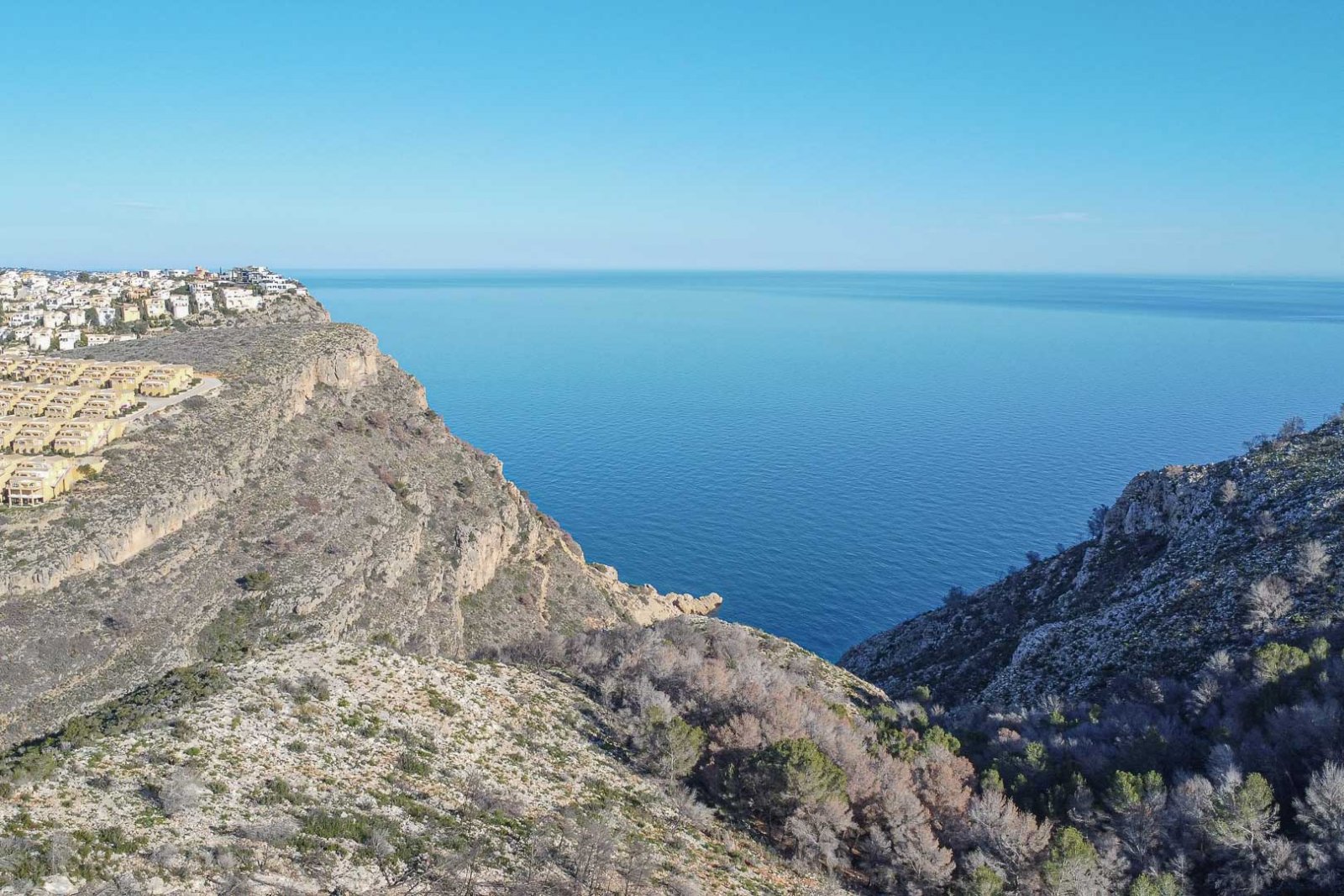8235MOR Designprojekt mit Baugenehmigung mit Panoramablick auf das Meer und die Berge in Moraira zu verkaufen.