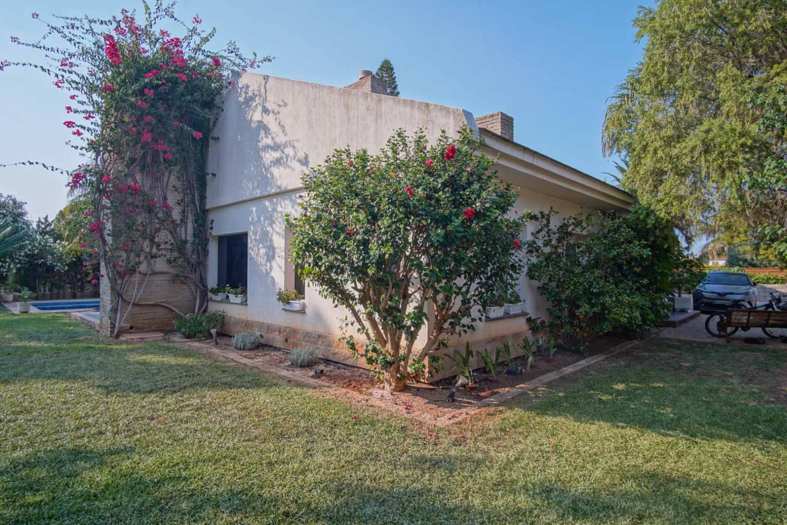 C3XY8287DEN Villa mit Pool zum Verkauf in Denia, mit teilweisem Blick auf die Berge und die Burg.