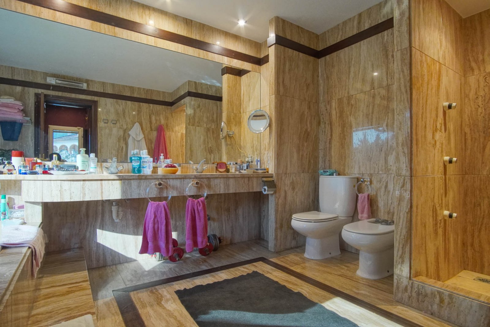 C3XY8287DEN Villa mit Pool zum Verkauf in Denia, mit teilweisem Blick auf die Berge und die Burg.