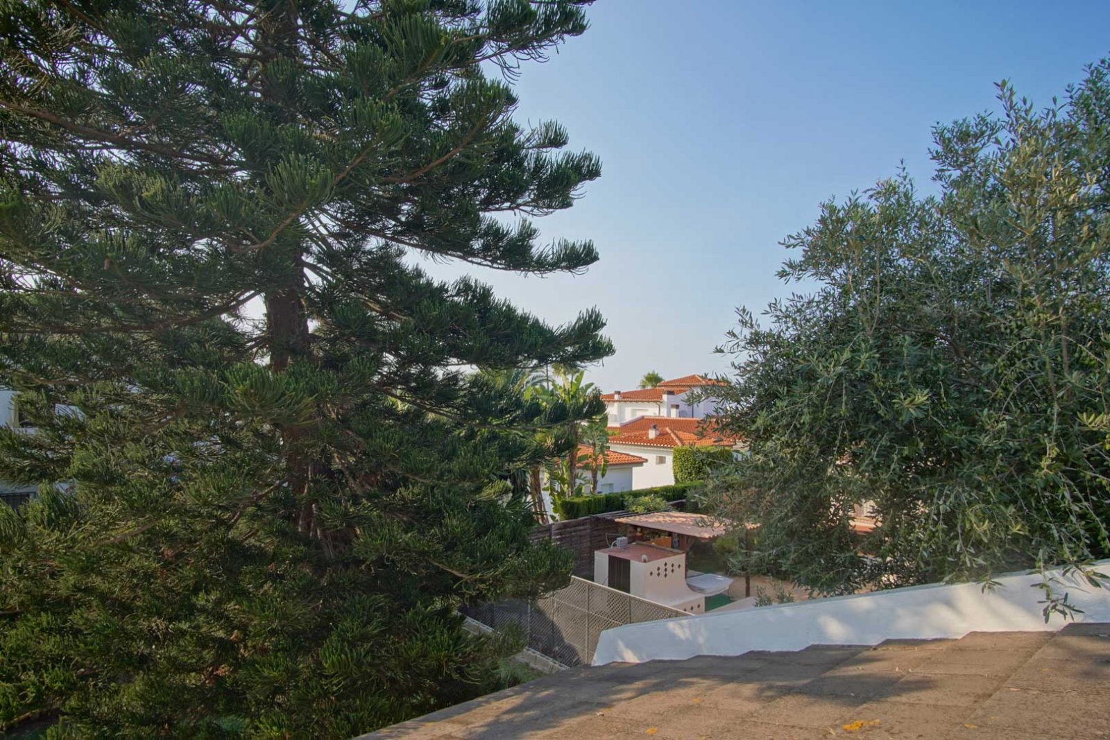 C3XY8287DEN Villa mit Pool zum Verkauf in Denia, mit teilweisem Blick auf die Berge und die Burg.