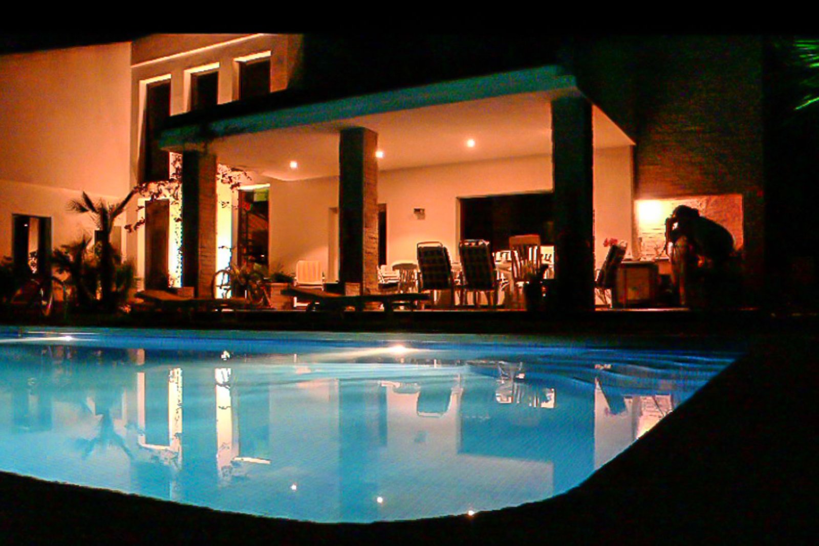 C3XY8287DEN Villa mit Pool zum Verkauf in Denia, mit teilweisem Blick auf die Berge und die Burg.