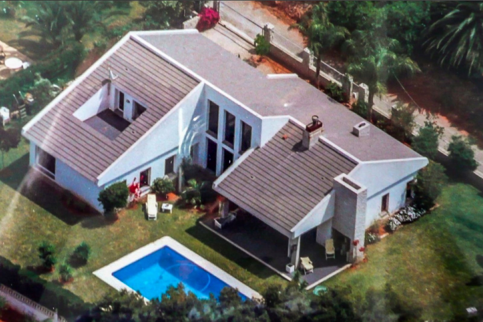 C3XY8287DEN Villa mit Pool zum Verkauf in Denia, mit teilweisem Blick auf die Berge und die Burg.