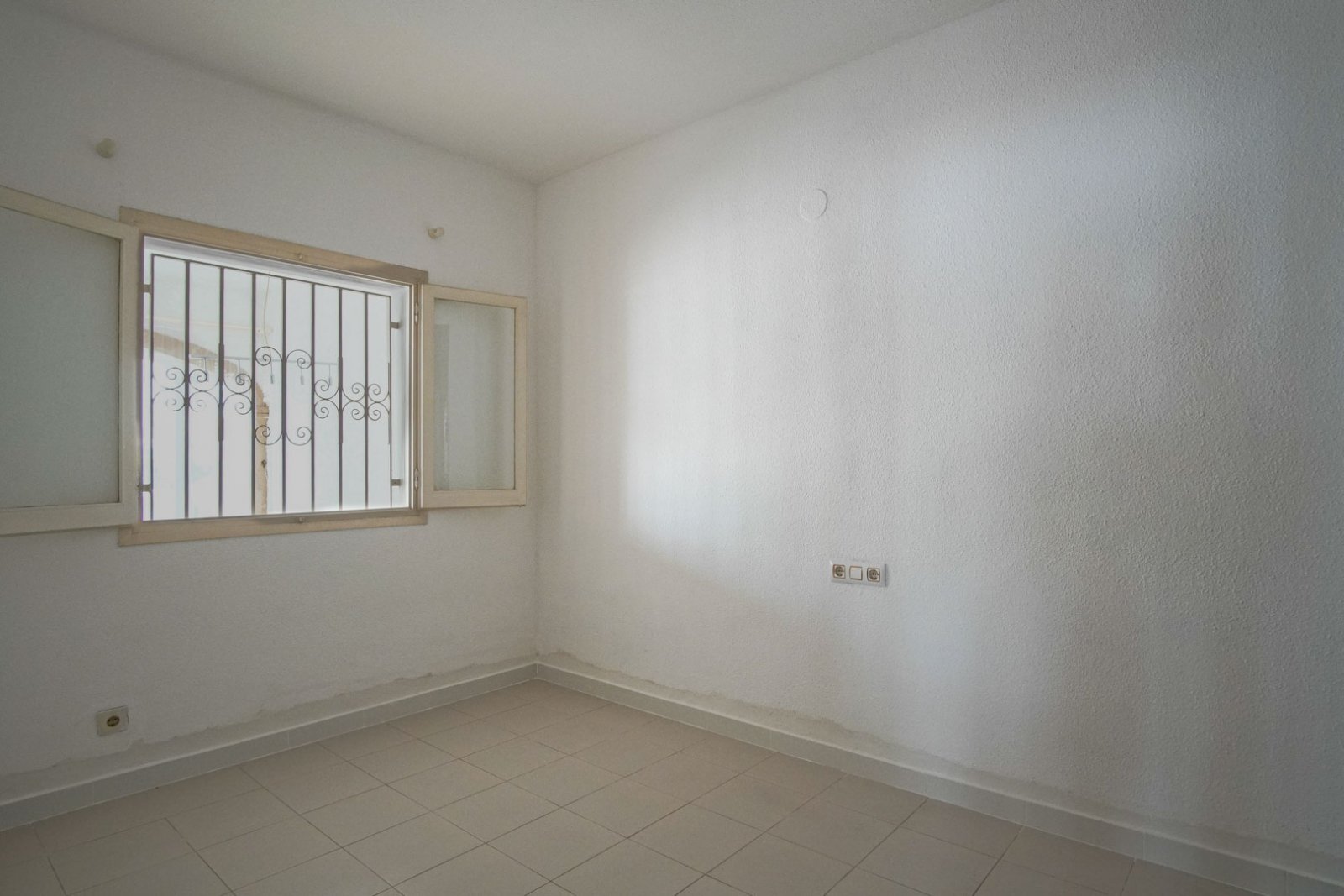 8289DEN Erdgeschosswohnung zum Verkauf in Denia, ganz in der Nähe des Zentrums, Las Rotas und des Yachthafens.