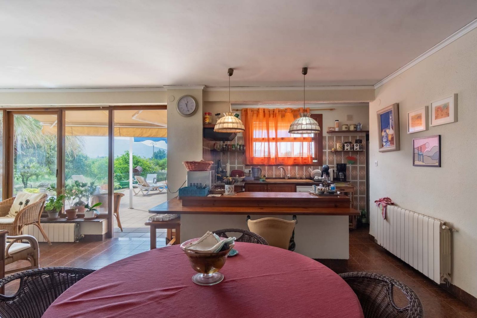 8290DEN Mediterrane Villa mit Pool, großem Grundstück, 550 m vom Strand entfernt und in der Nähe des Zentrums, zu verkaufen in Denia.