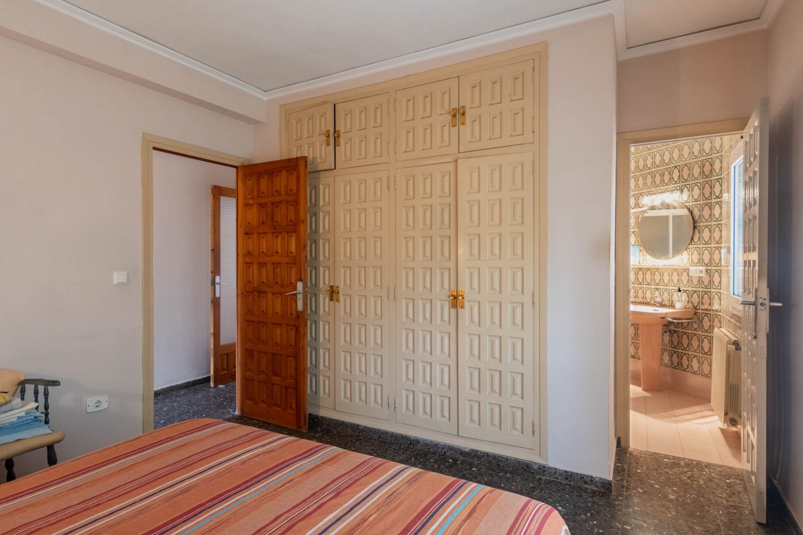 8290DEN Mediterrane Villa mit Pool, großem Grundstück, 550 m vom Strand entfernt und in der Nähe des Zentrums, zu verkaufen in Denia.