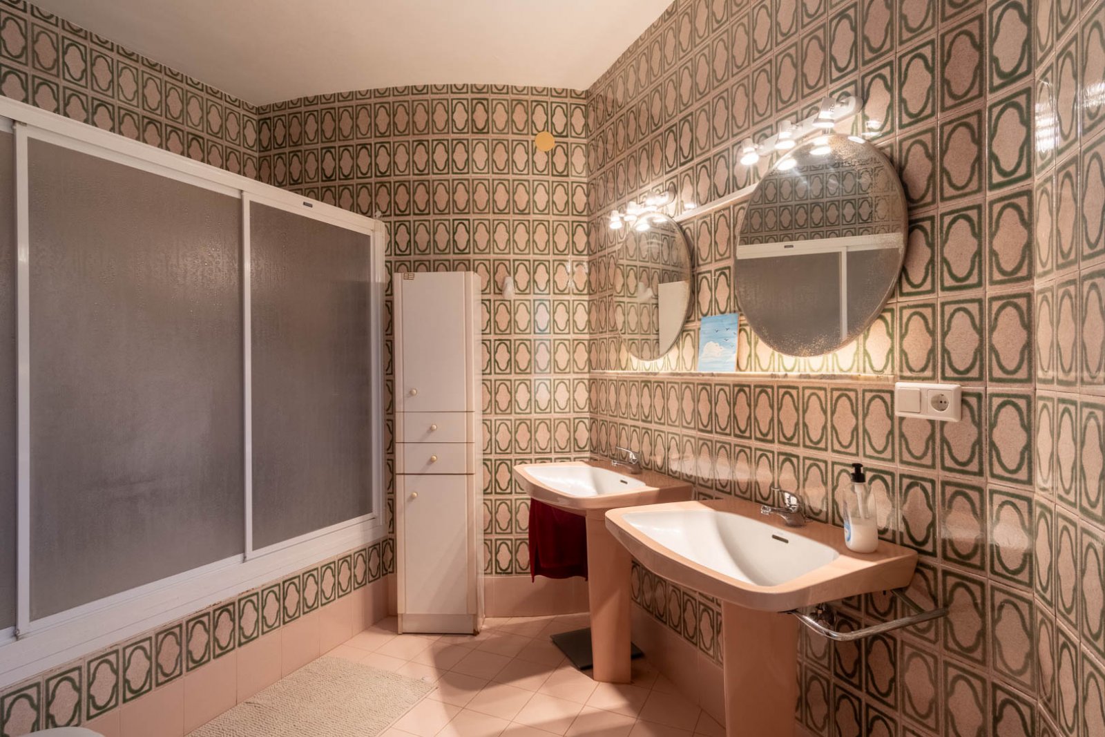 8290DEN Mediterrane Villa mit Pool, großem Grundstück, 550 m vom Strand entfernt und in der Nähe des Zentrums, zu verkaufen in Denia.