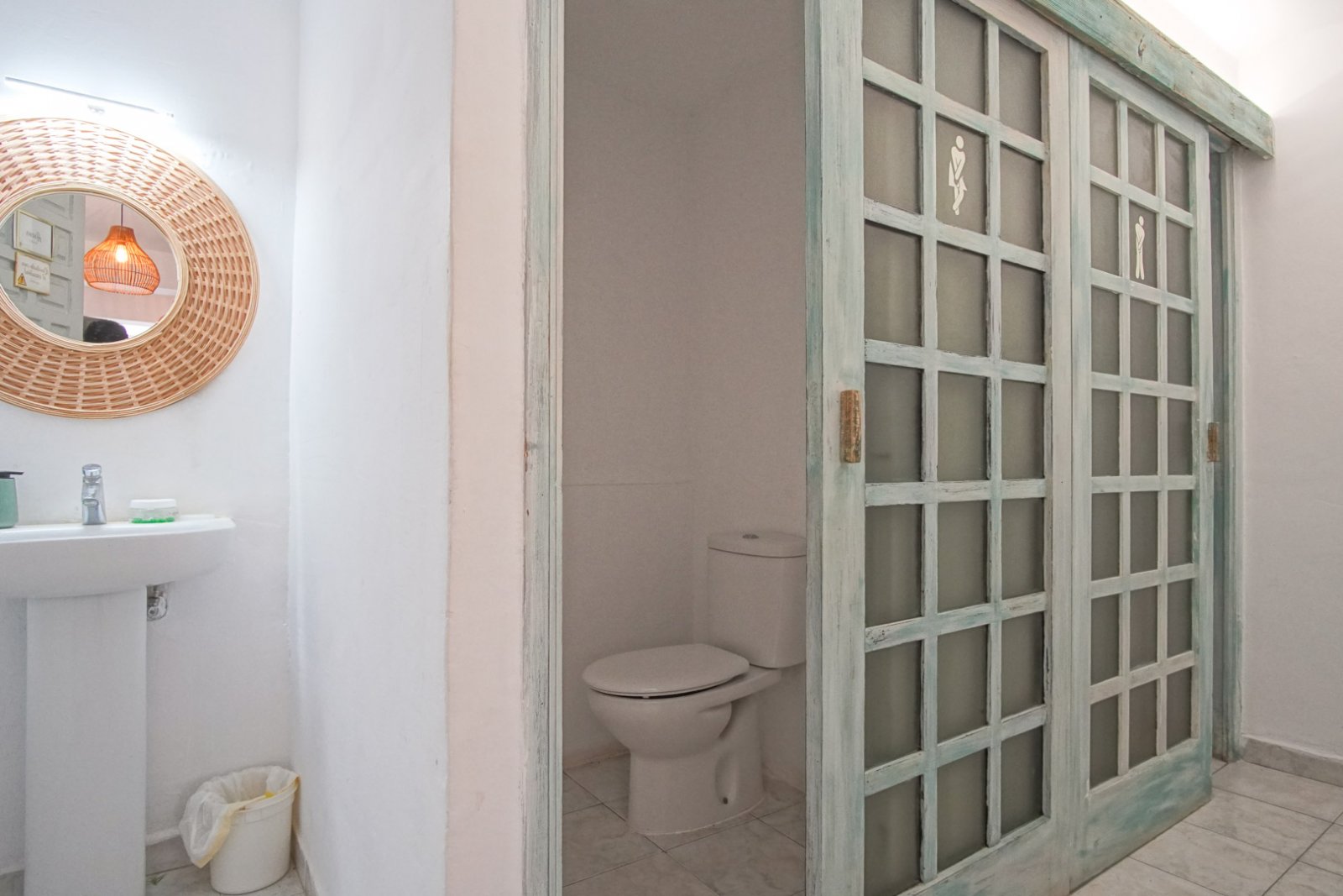 8293DEN Villa und Geschäft mit teilweisem Meerblick zu verkaufen in Las Rotas, Denia.