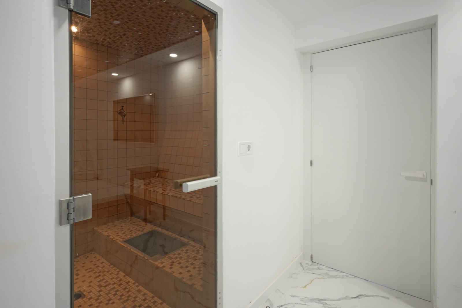 C3XY4574CAL Renovierte Villa mit 5 Schlafzimmern zu verkaufen, 500 m vom Strand und Zentrum von Calpe entfernt