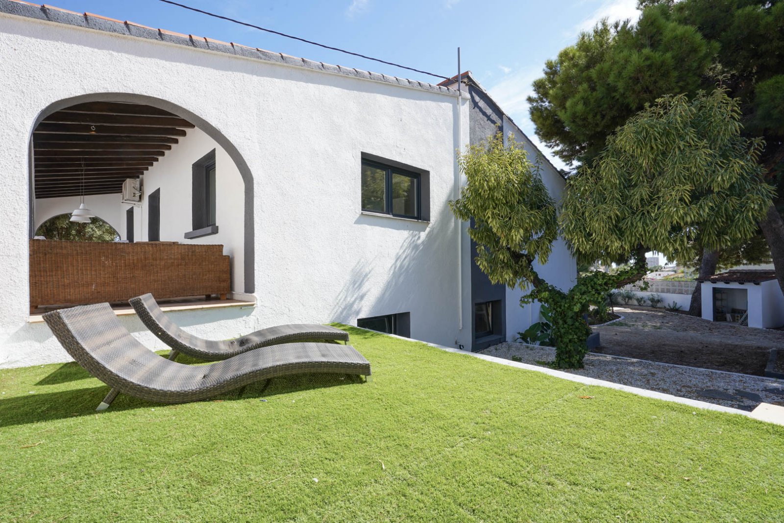 C3XY4574CAL Renovierte Villa mit 5 Schlafzimmern zu verkaufen, 500 m vom Strand und Zentrum von Calpe entfernt