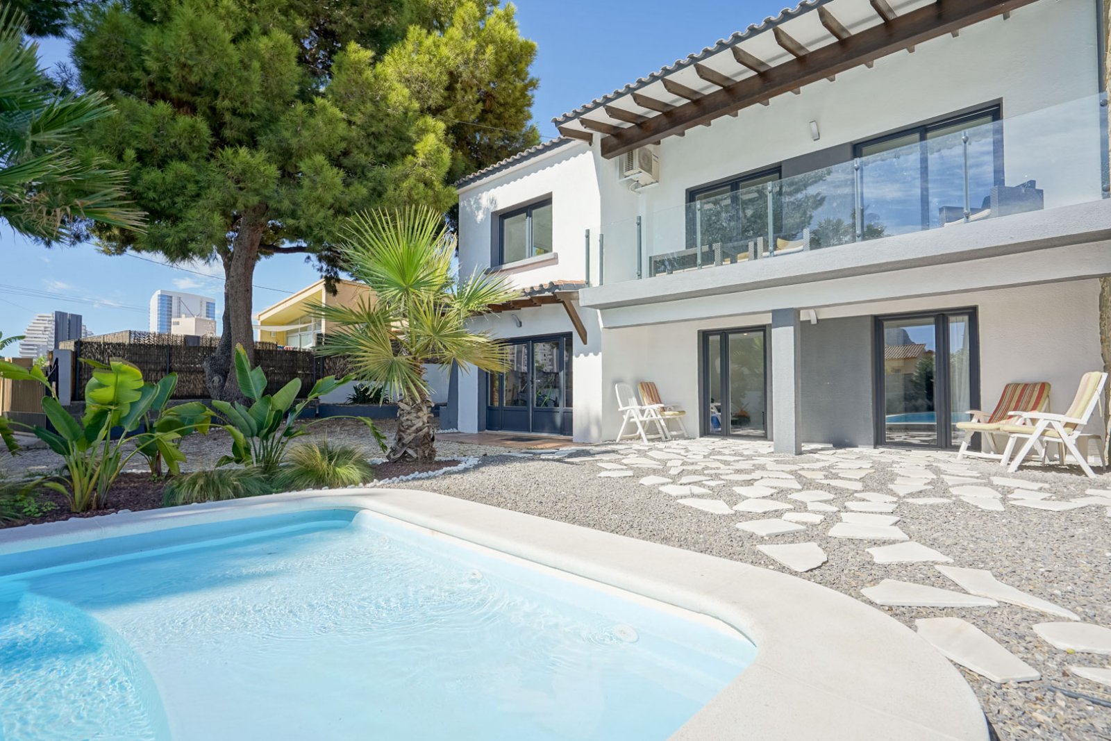 C3XY4574CAL Renovierte Villa mit 5 Schlafzimmern zu verkaufen, 500 m vom Strand und Zentrum von Calpe entfernt