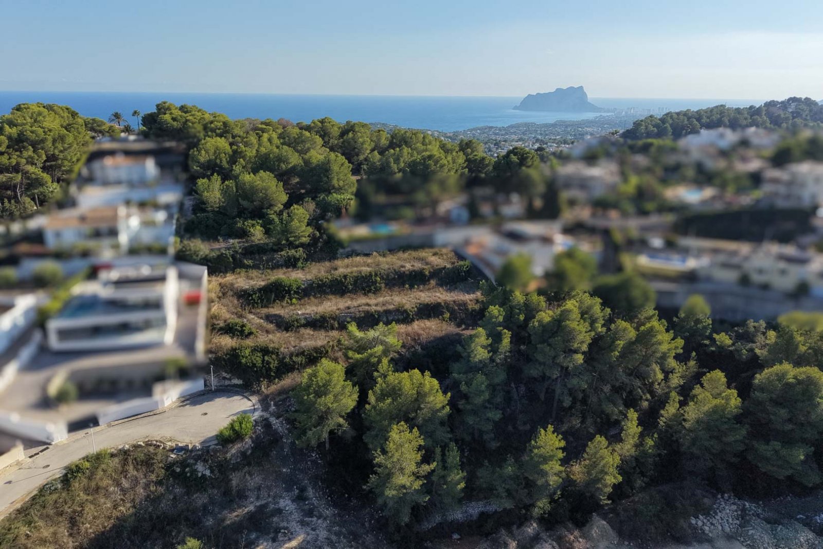 8303MOR Stadtgrundstück mit freiem Blick auf die Berge und teilweise auf das Meer, zu verkaufen in Moraira.