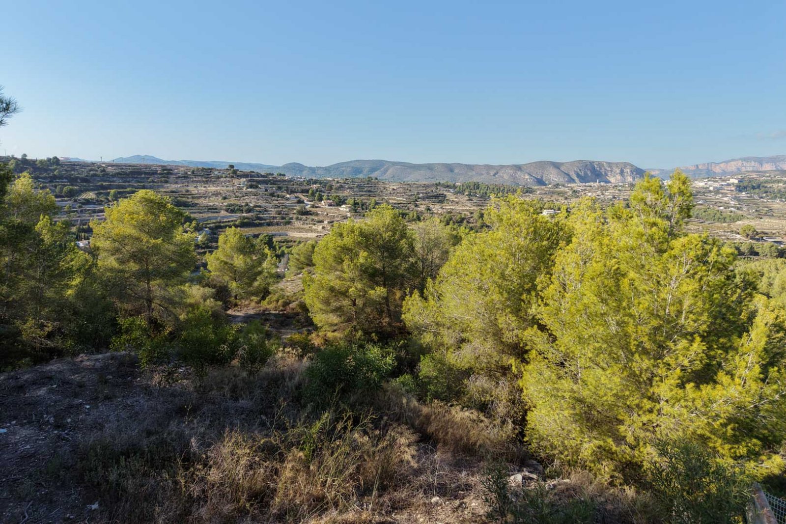 8305MOR Städtisches Grundstück mit freiem Blick auf das Tal und teilweisem Blick auf das Meer, zu verkaufen in Moraira.