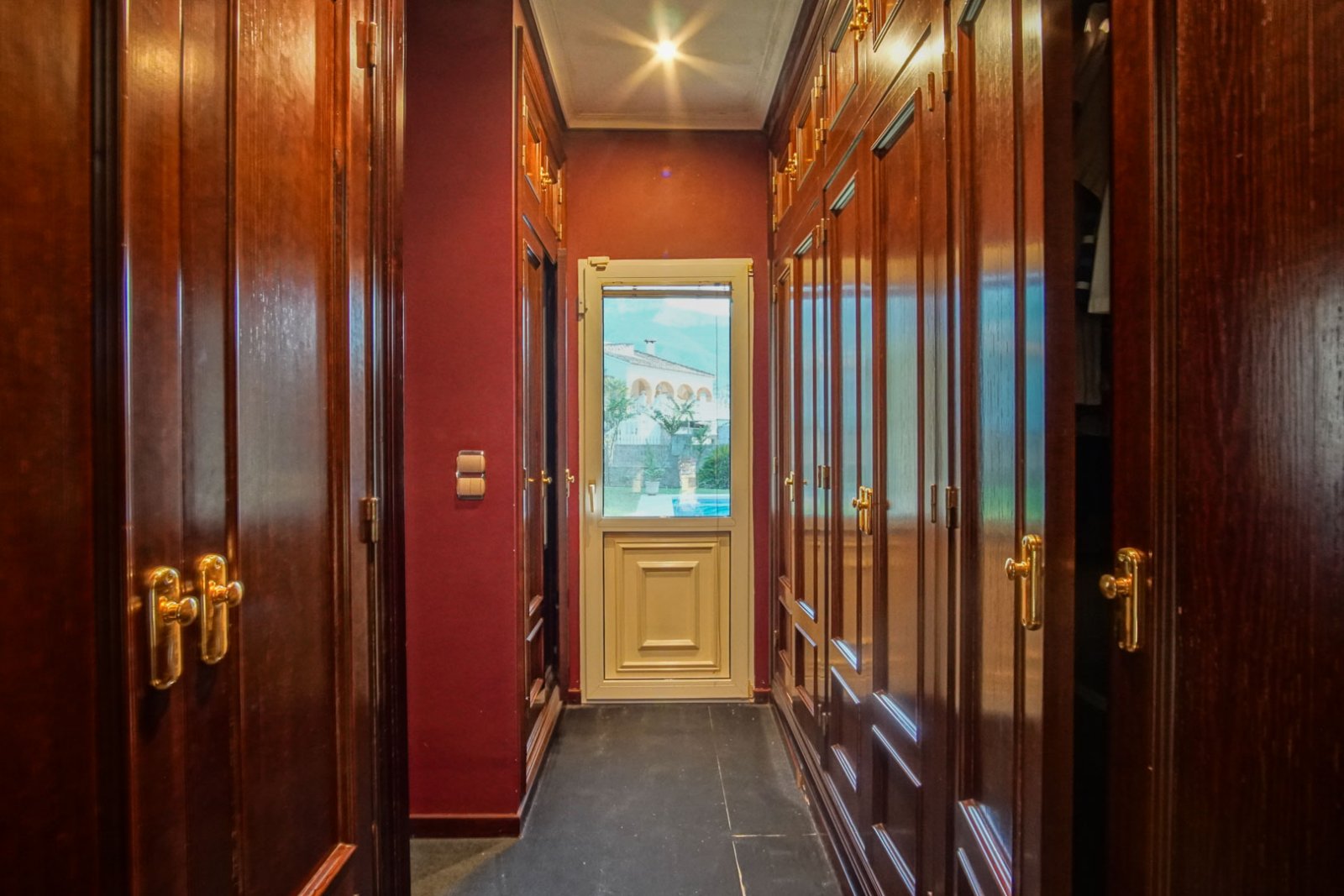 C3XY8287DEN Villa mit Pool zum Verkauf in Denia, mit teilweisem Blick auf die Berge und die Burg.