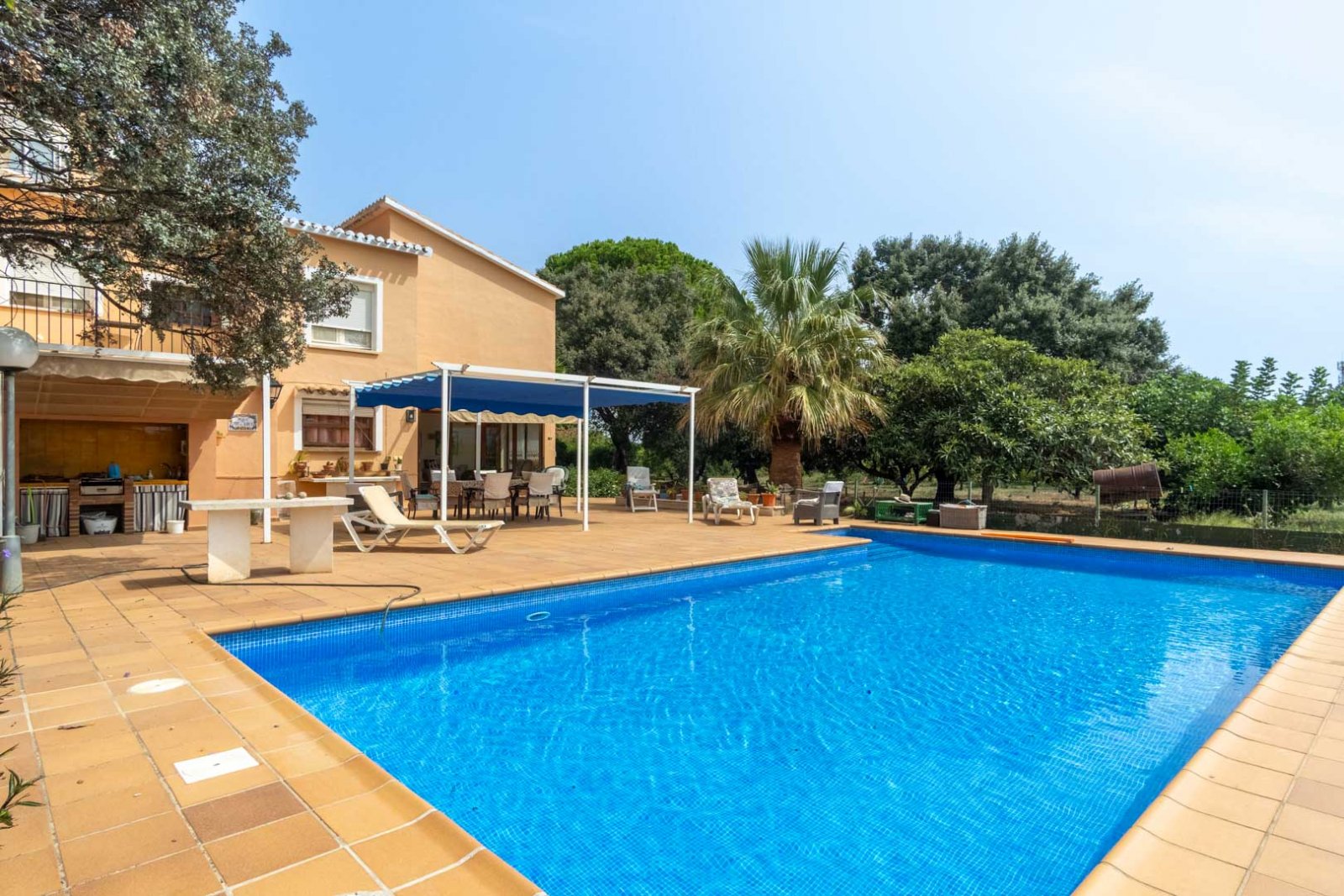 8290DEN Mediterrane Villa mit Pool, großem Grundstück, 550 m vom Strand entfernt und in der Nähe des Zentrums, zu verkaufen in Denia.