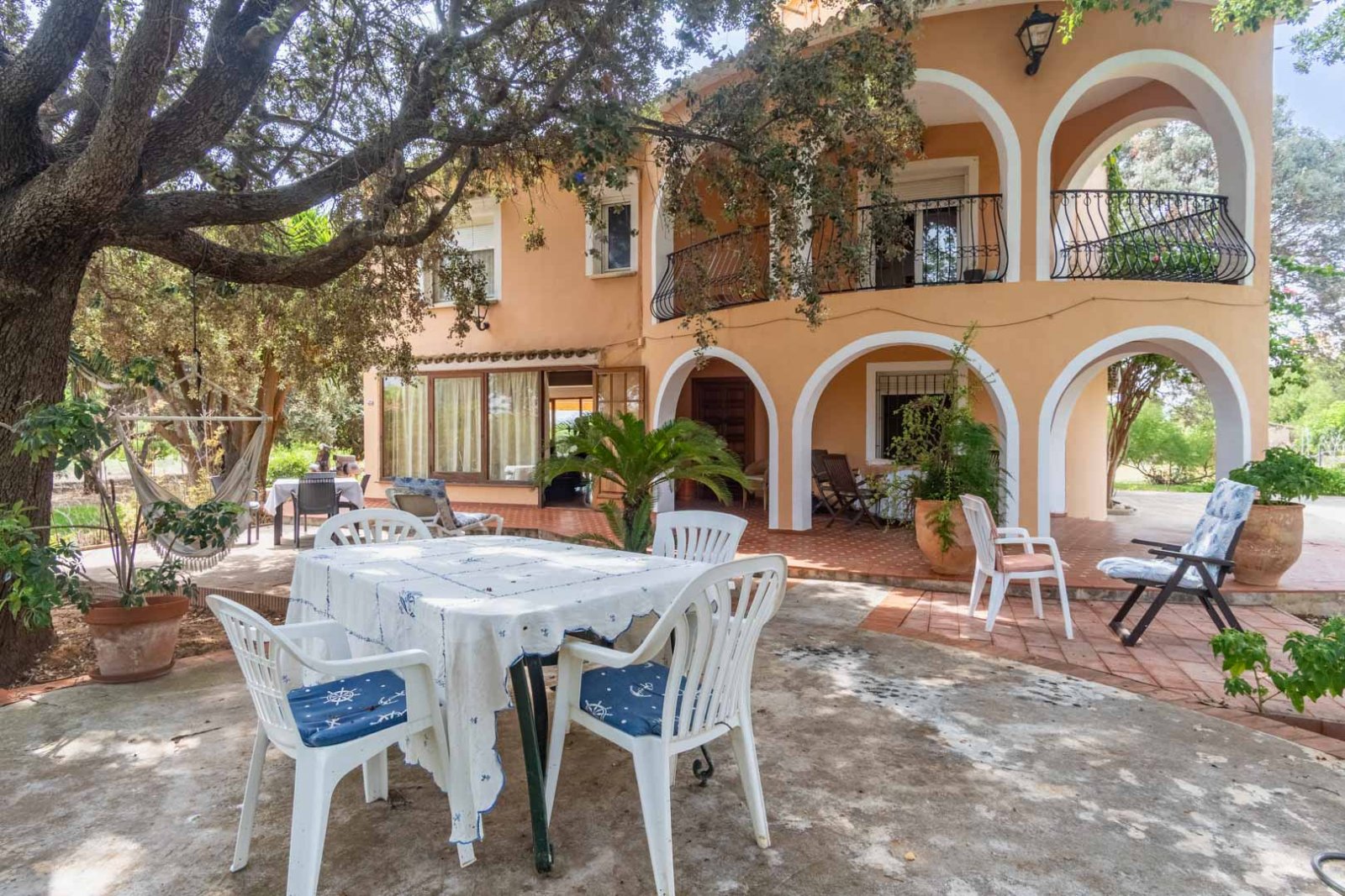 8290DEN Mediterrane Villa mit Pool, großem Grundstück, 550 m vom Strand entfernt und in der Nähe des Zentrums, zu verkaufen in Denia.