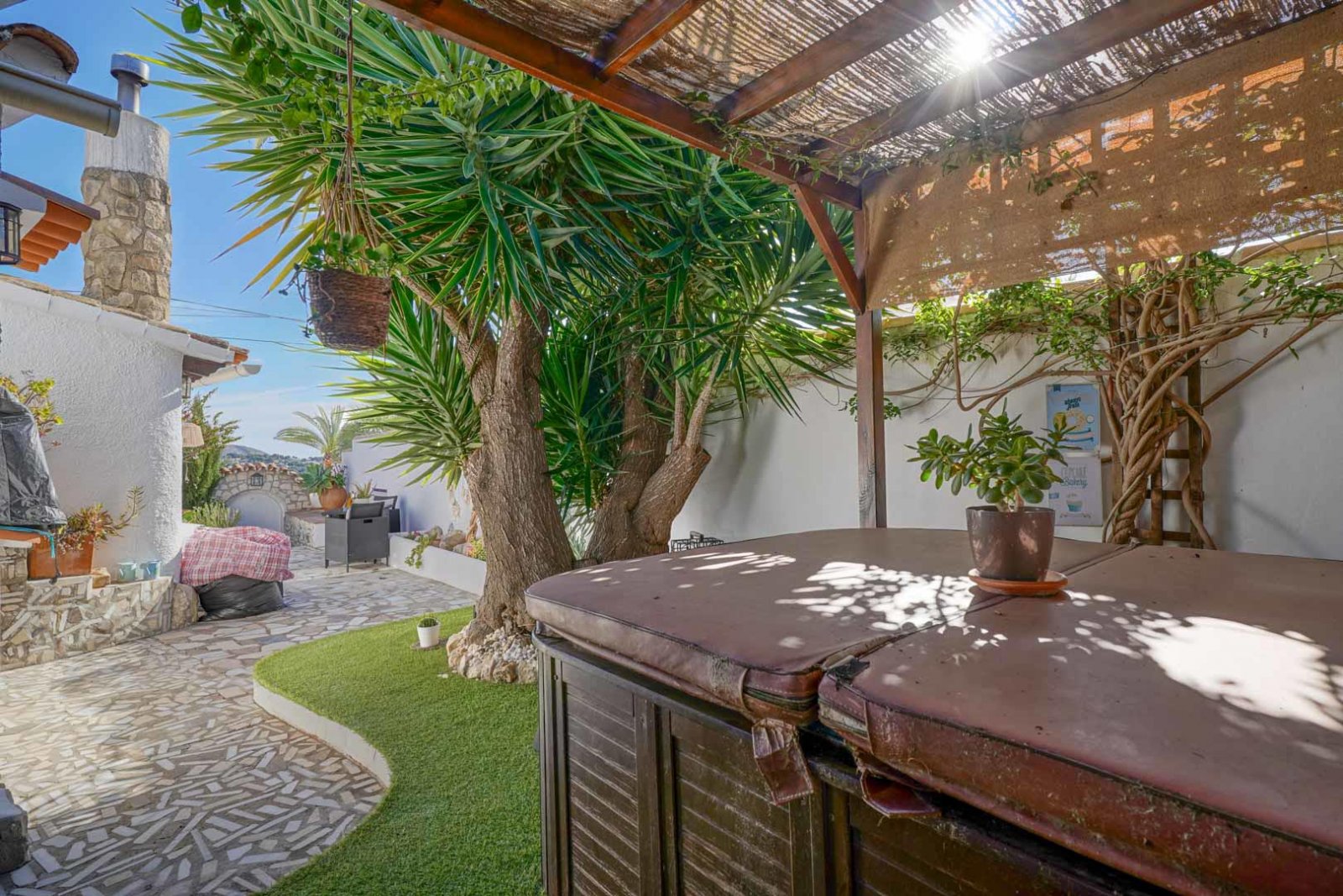 C3XY8323MOR Freistehende Villa mit Pool und Meerblick in Moraira zu verkaufen.