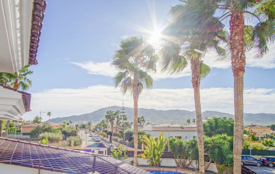 7030ALF Neue architektonische Villa im Kolonialstil zu verkaufen in Alfaz del Pi Alicante