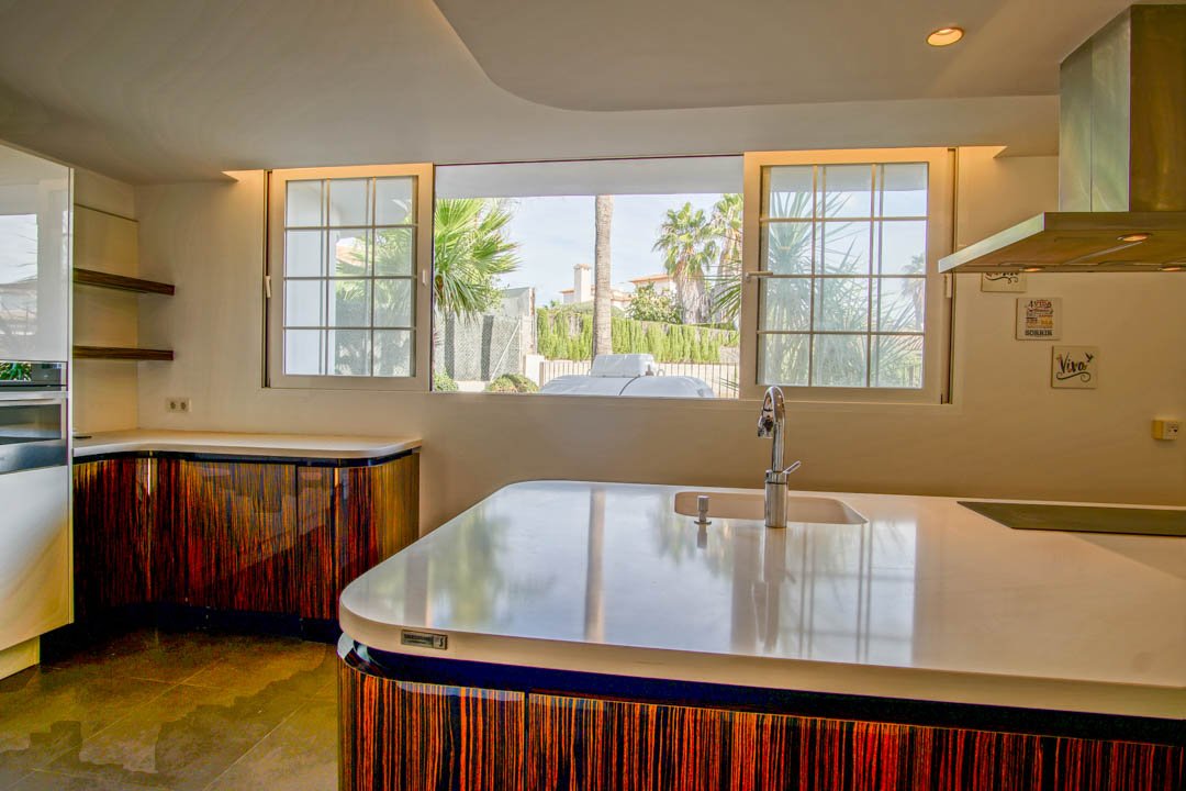 7030ALF Neue architektonische Villa im Kolonialstil zu verkaufen in Alfaz del Pi Alicante