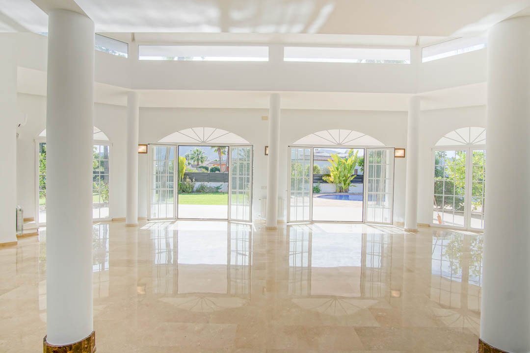 7030ALF Neue architektonische Villa im Kolonialstil zu verkaufen in Alfaz del Pi Alicante