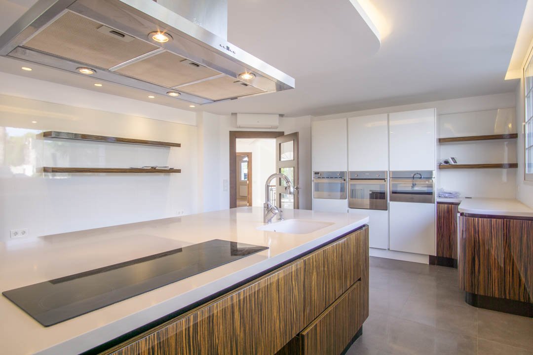 7030ALF Neue architektonische Villa im Kolonialstil zu verkaufen in Alfaz del Pi Alicante