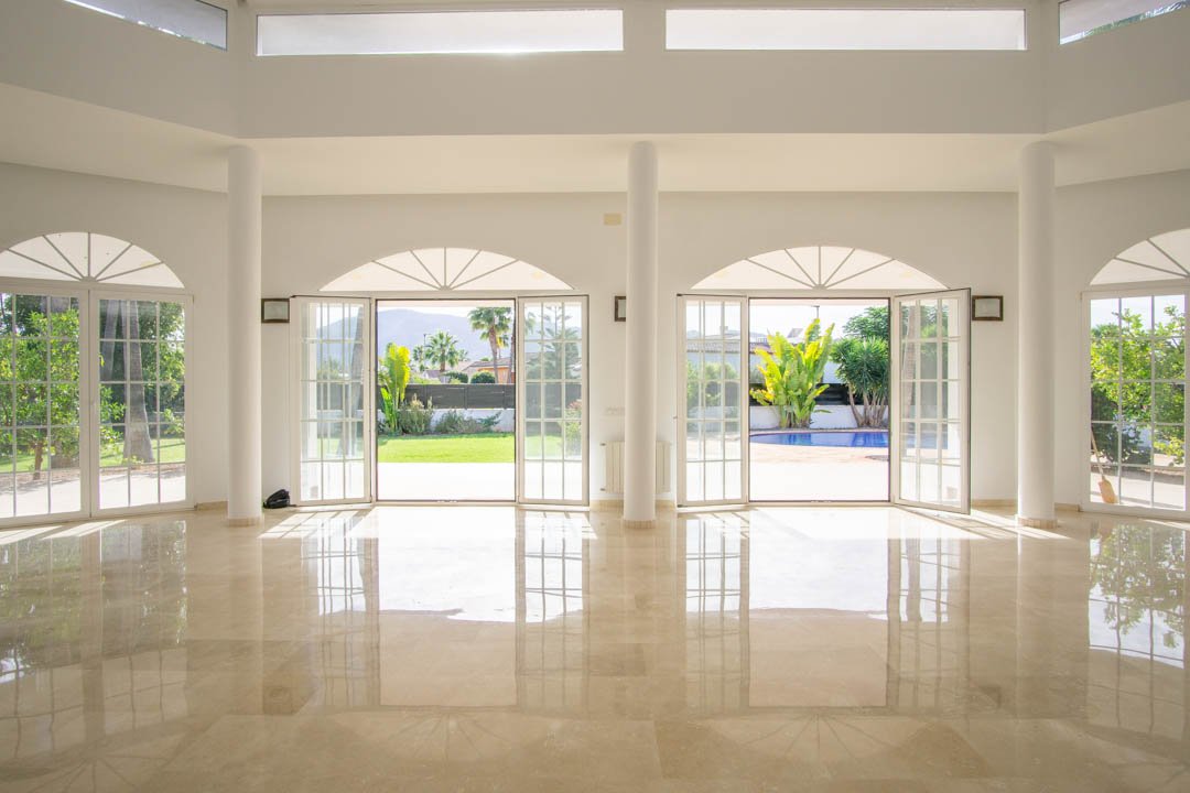 7030ALF Neue architektonische Villa im Kolonialstil zu verkaufen in Alfaz del Pi Alicante