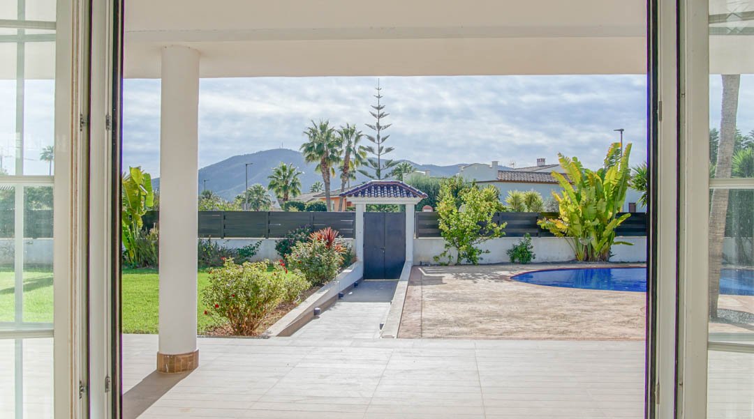 7030ALF Neue architektonische Villa im Kolonialstil zu verkaufen in Alfaz del Pi Alicante