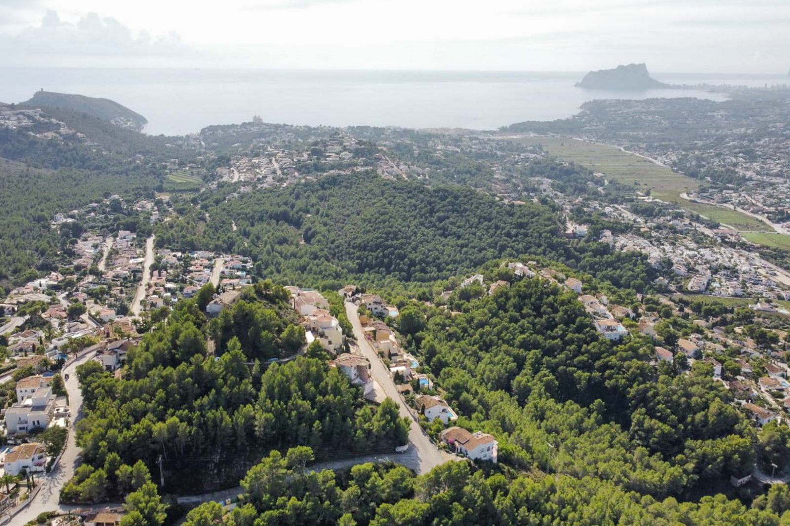 8243MOR Stadtgrundstück mit Panoramablick auf die Berge zum Verkauf in Moraira.