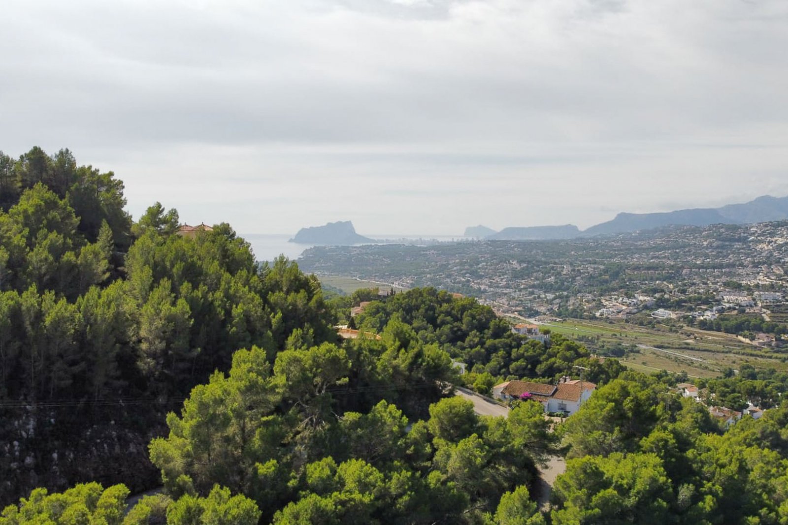 8243MOR Stadtgrundstück mit Panoramablick auf die Berge zum Verkauf in Moraira.