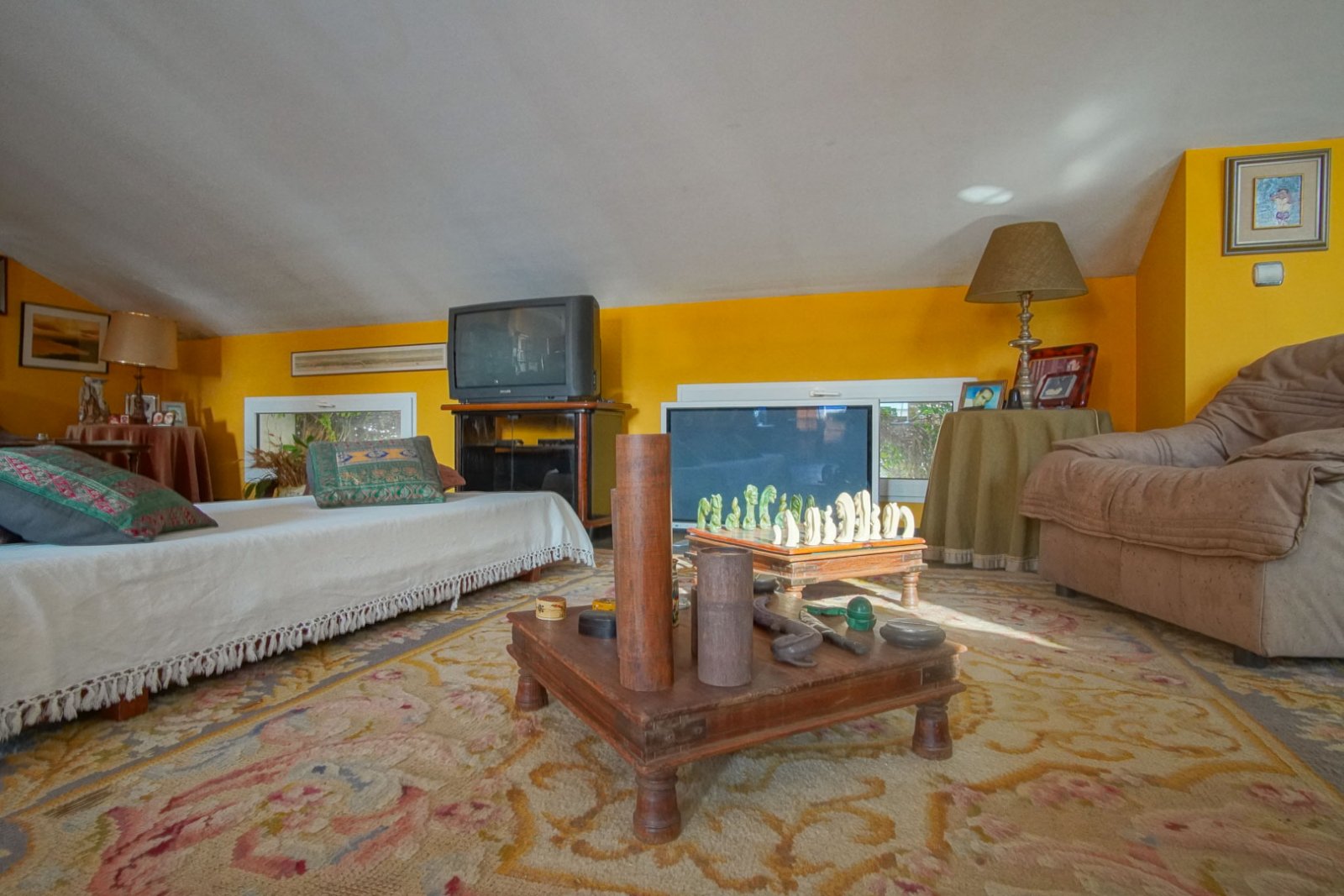 C3XY8287DEN Villa mit Pool zum Verkauf in Denia, mit teilweisem Blick auf die Berge und die Burg.