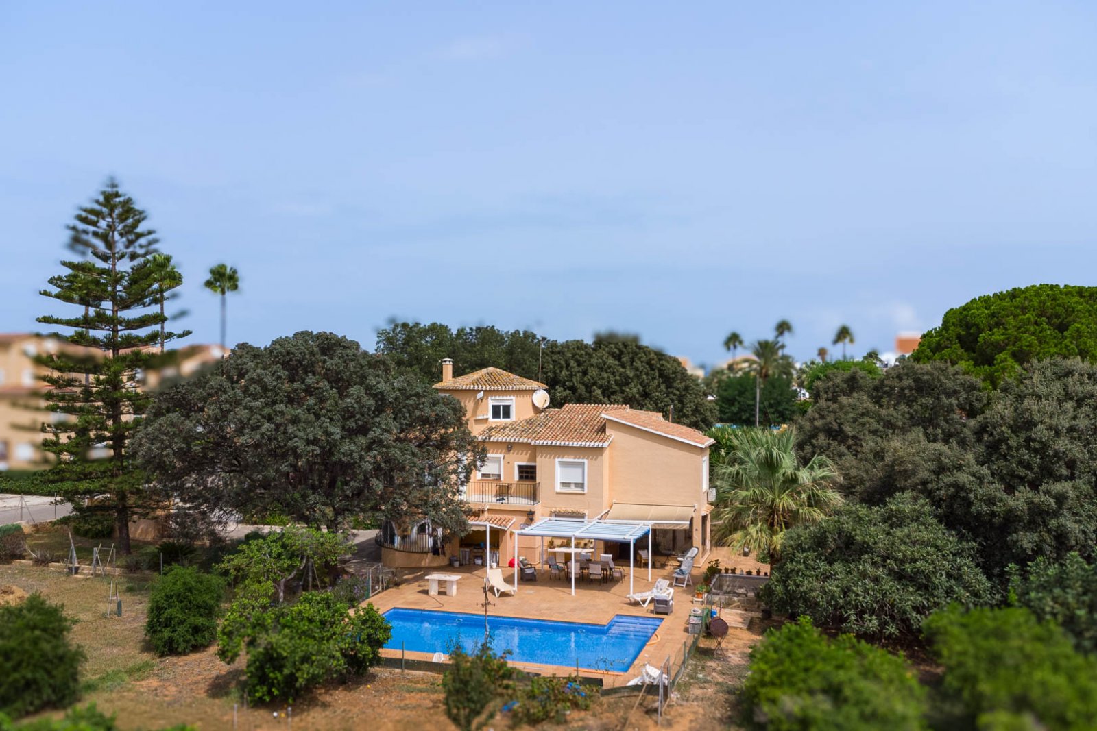 8290DEN Mediterrane Villa mit Pool, großem Grundstück, 550 m vom Strand entfernt und in der Nähe des Zentrums, zu verkaufen in Denia.