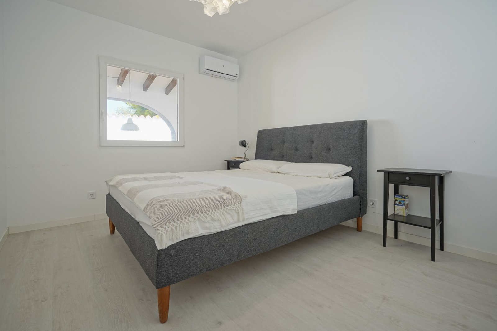 C3XY4574CAL Renovierte Villa mit 5 Schlafzimmern zu verkaufen, 500 m vom Strand und Zentrum von Calpe entfernt