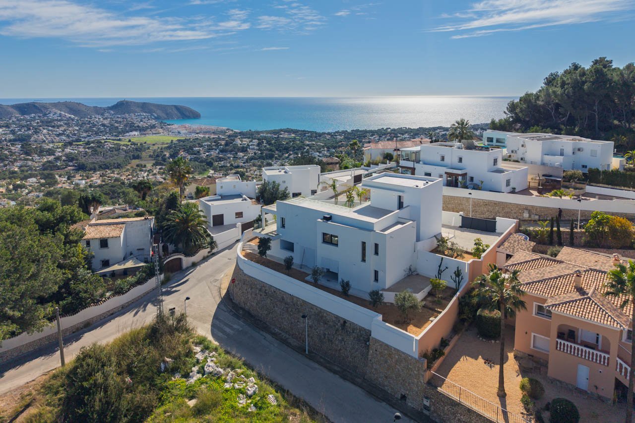 8248MOR Moderne Neubauvilla mit Panoramablick auf das Meer und großer Terrasse, zum Verkauf in Moraira.