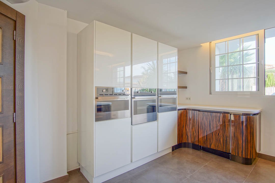 7030ALF Neue architektonische Villa im Kolonialstil zu verkaufen in Alfaz del Pi Alicante