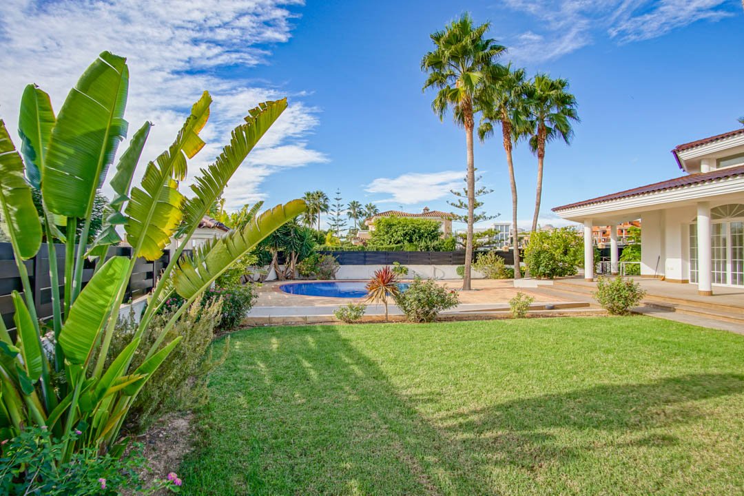 7030ALF Neue architektonische Villa im Kolonialstil zu verkaufen in Alfaz del Pi Alicante