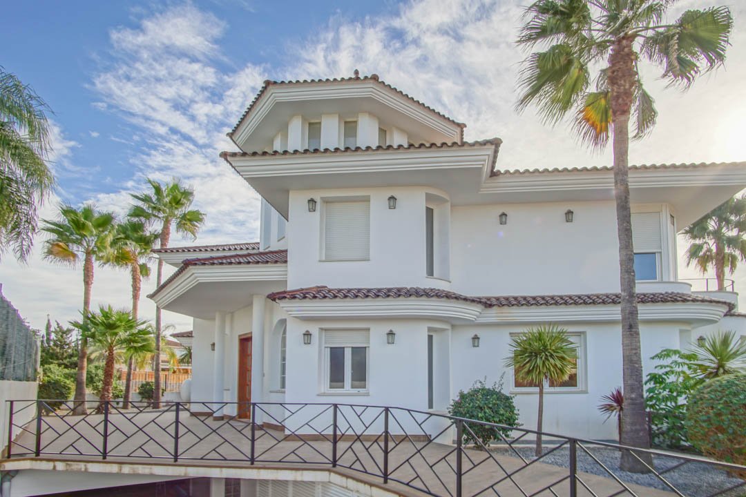 7030ALF Neue architektonische Villa im Kolonialstil zu verkaufen in Alfaz del Pi Alicante