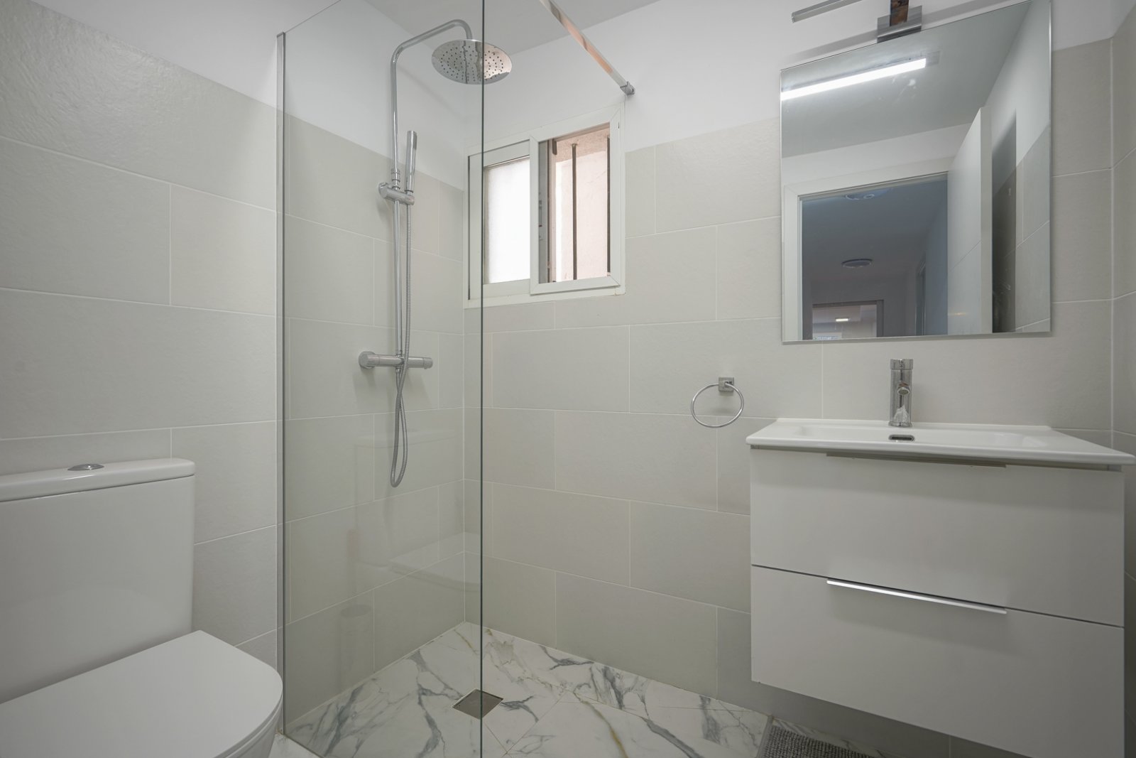 C3XY4574CAL Renovierte Villa mit 5 Schlafzimmern zu verkaufen, 500 m vom Strand und Zentrum von Calpe entfernt