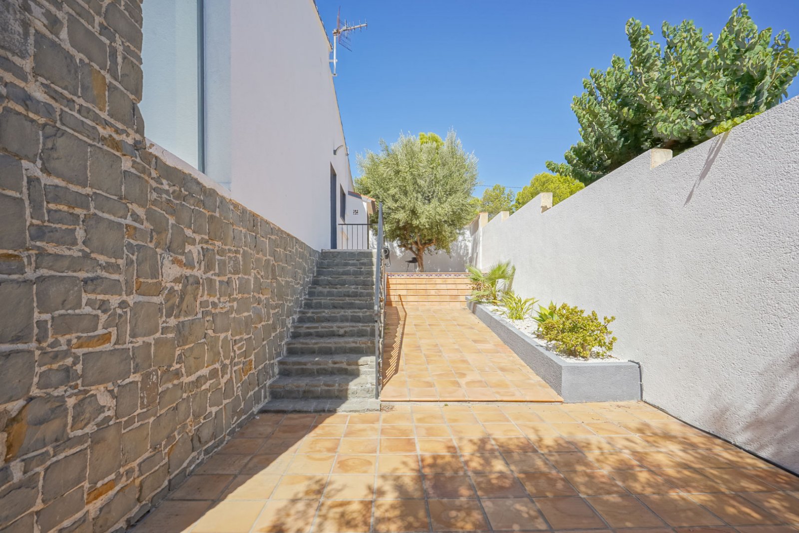 C3XY4574CAL Renovierte Villa mit 5 Schlafzimmern zu verkaufen, 500 m vom Strand und Zentrum von Calpe entfernt