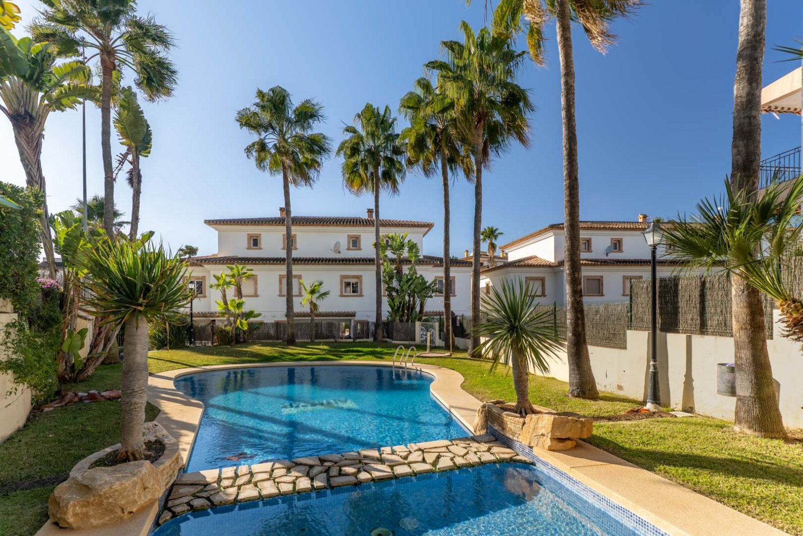 C4XY4604JAV Reihenhaus, 100 m vom Meer entfernt, zu verkaufen in Jávea