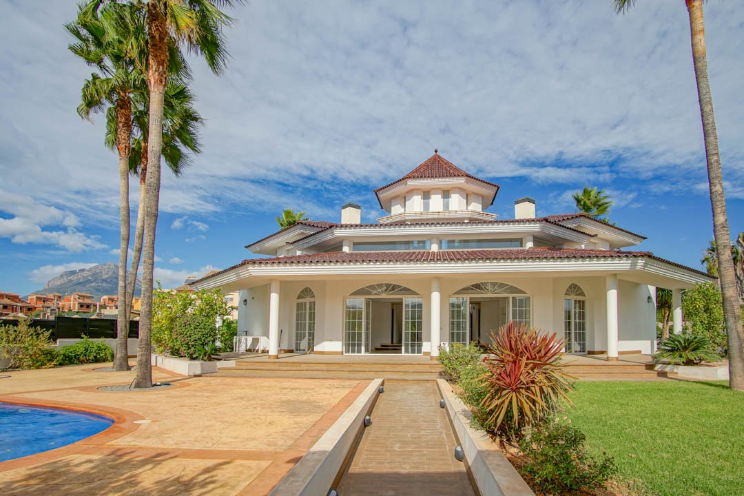 7030ALF Neue architektonische Villa im Kolonialstil zu verkaufen in Alfaz del Pi Alicante 