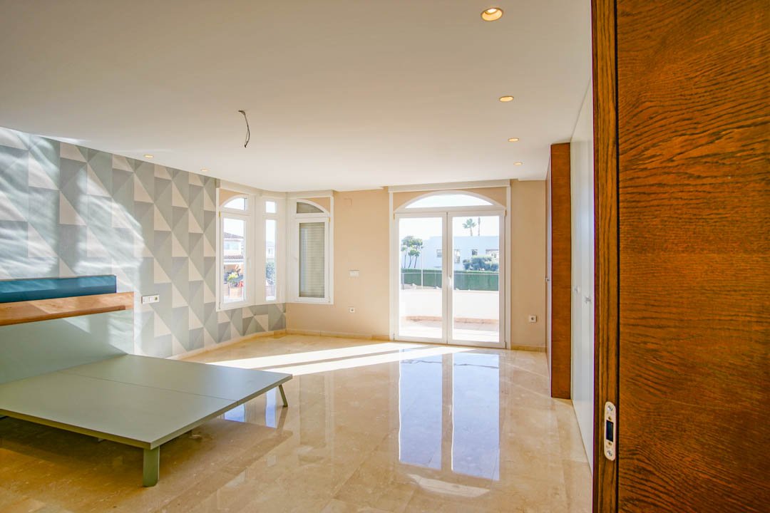 7030ALF Neue architektonische Villa im Kolonialstil zu verkaufen in Alfaz del Pi Alicante