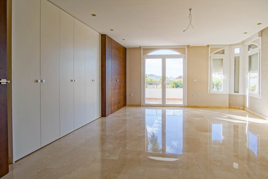 7030ALF Neue architektonische Villa im Kolonialstil zu verkaufen in Alfaz del Pi Alicante