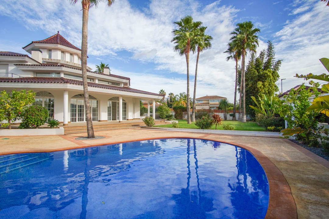 7030ALF Neue architektonische Villa im Kolonialstil zu verkaufen in Alfaz del Pi Alicante