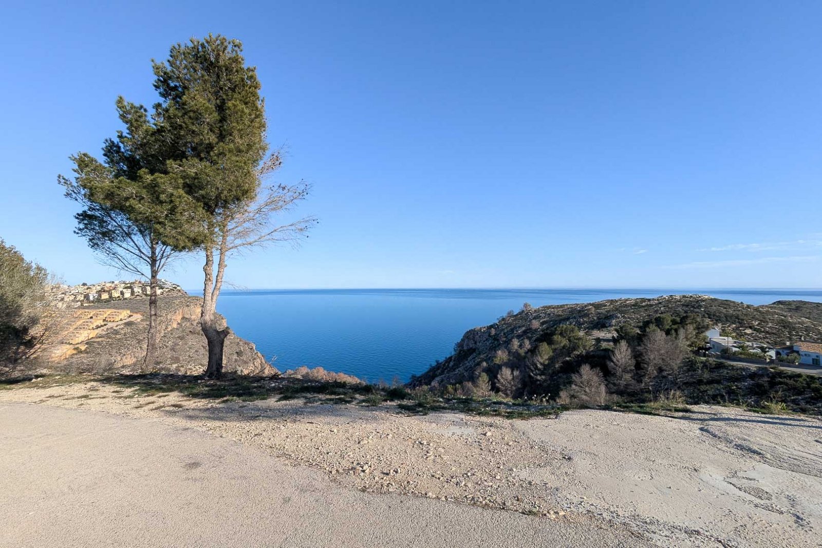 8235MOR Designprojekt mit Baugenehmigung mit Panoramablick auf das Meer und die Berge in Moraira zu verkaufen.