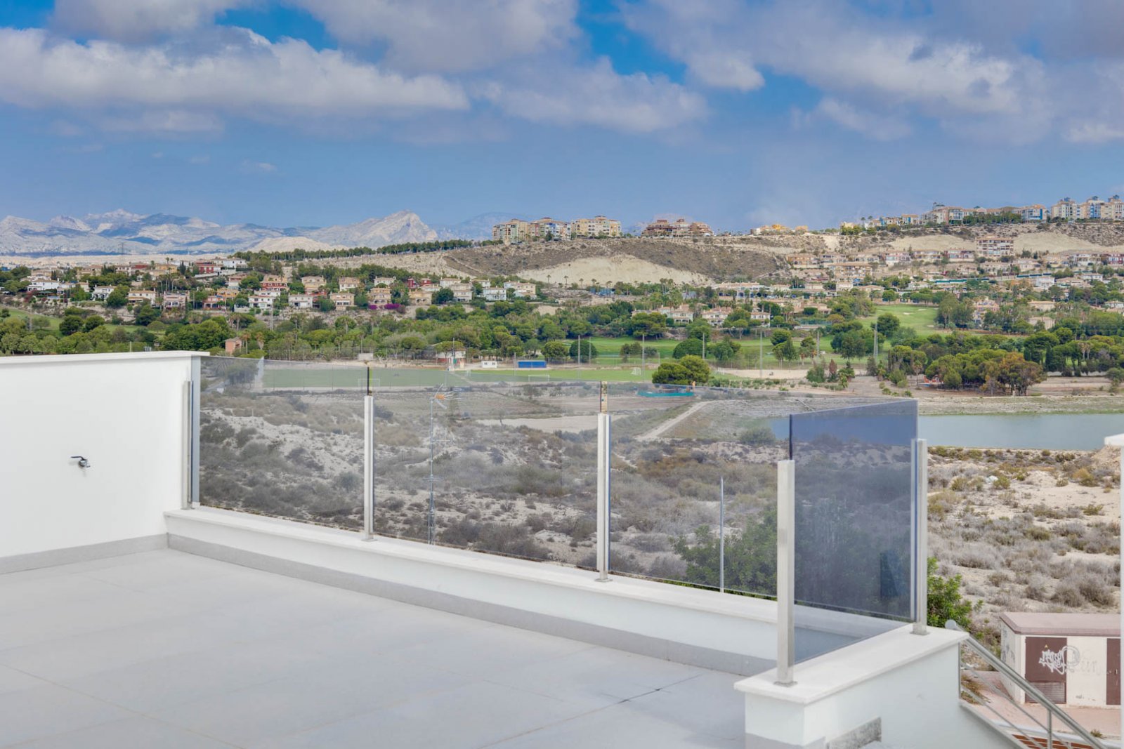 8277MUT Moderne Villa mit Meerblick zu verkaufen in der Nähe von El Campello.